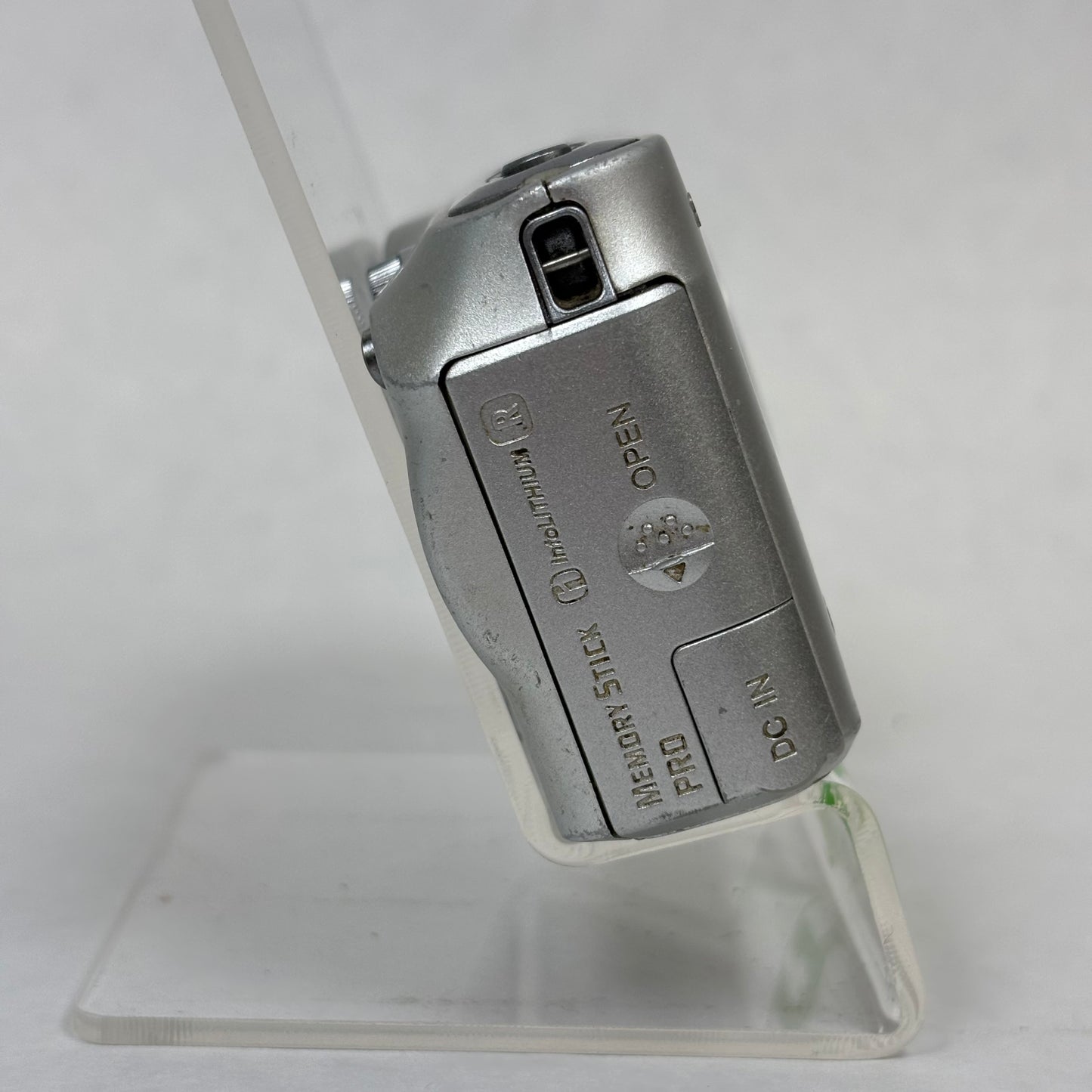 Sony Cyber-Shot DSC-P200 7.2MP Digital Point-And-Shoot Camera Carl Zeiss