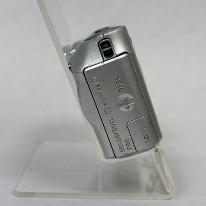 Sony Cyber-Shot DSC-P200 7.2MP Digital Point-And-Shoot Camera Carl Zeiss